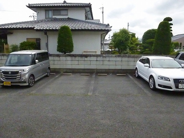 アネックス若里 駐車場