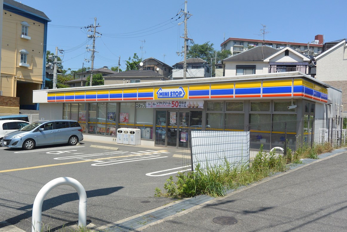 ハイツシャルマン コンビニ
