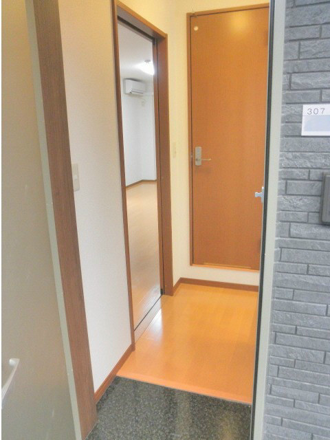アンプルールフェール六反 玄関