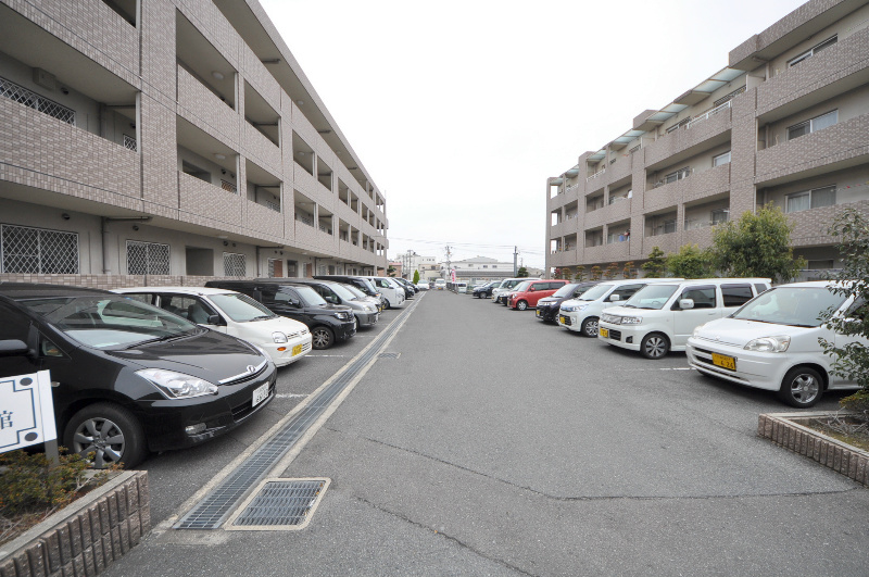 ジャンピュールⅡ番館 駐車場