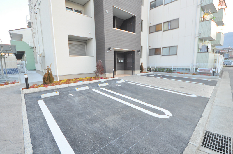 プランドール高安 駐車場