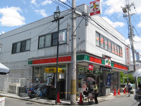 フルリール(高安町南） コンビニ