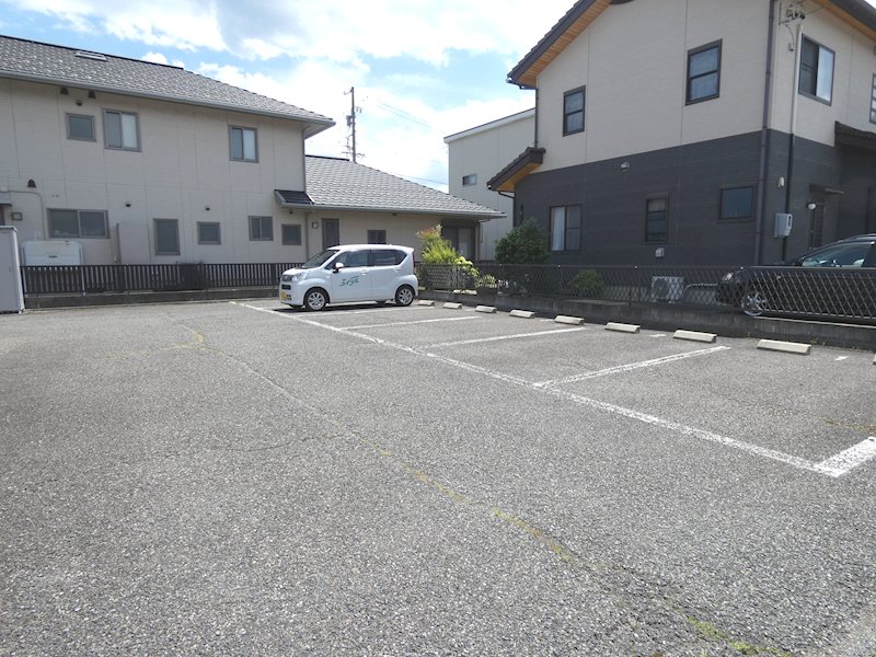 ヴィルヌーブ清水Ｃ棟 駐車場