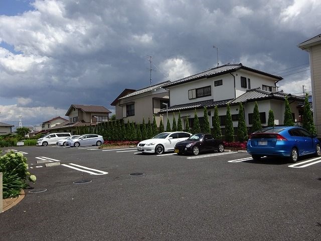 ロイヤルガーデン 駐車場