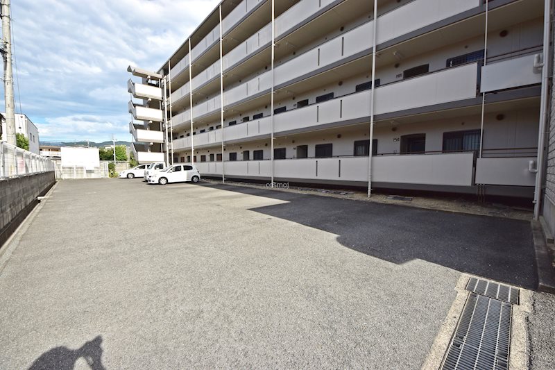 アルベーロ和生 駐車場