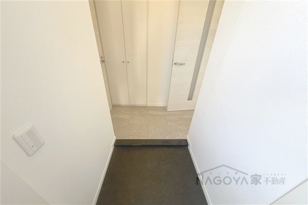 エルミタージュ新栄 玄関