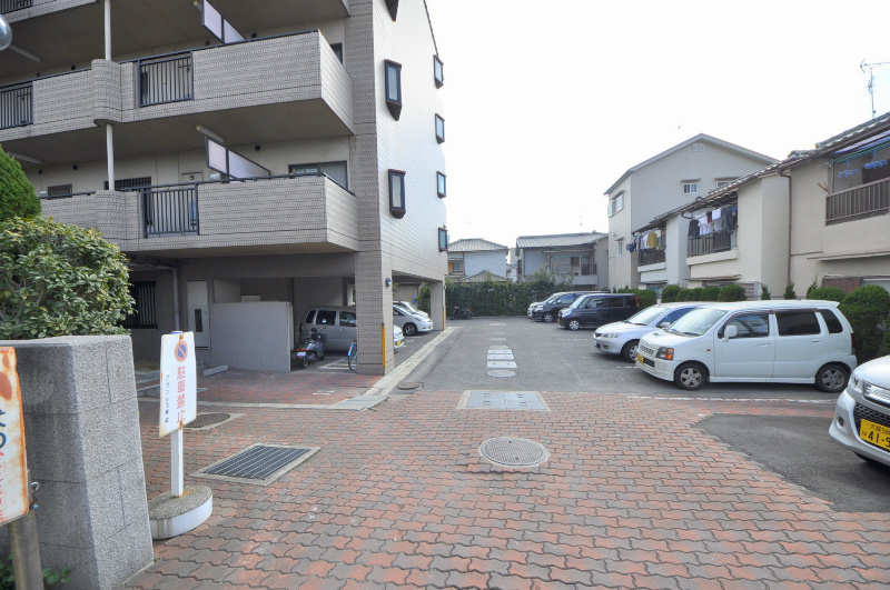 ブランシェ高安 駐車場