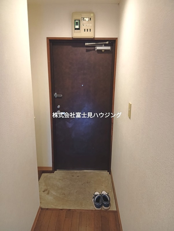 シャトル南台 玄関