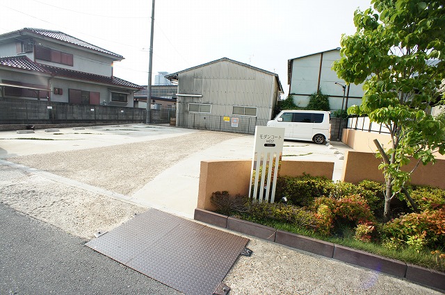 モダンコートWEST 駐車場
