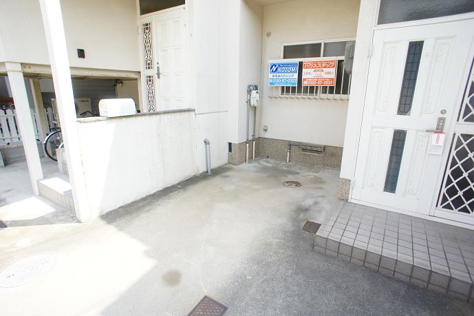 寺戸町二ノ坪8‐53貸家 駐車場