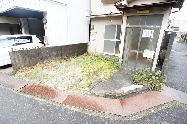 鶏冠井町荒内貸家(倉庫利用のみ) 駐車場