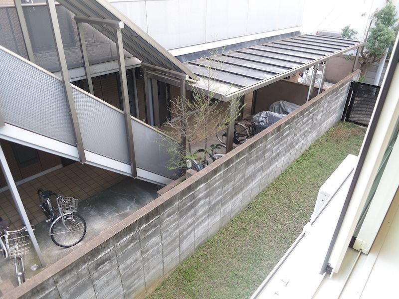 Backyard House ベランダ