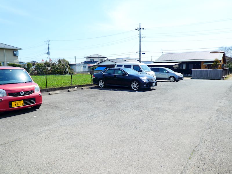 モナーチハイツ 駐車場