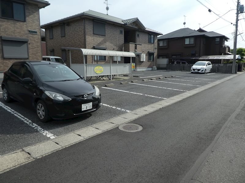 アドラブールフカヤツ 駐車場