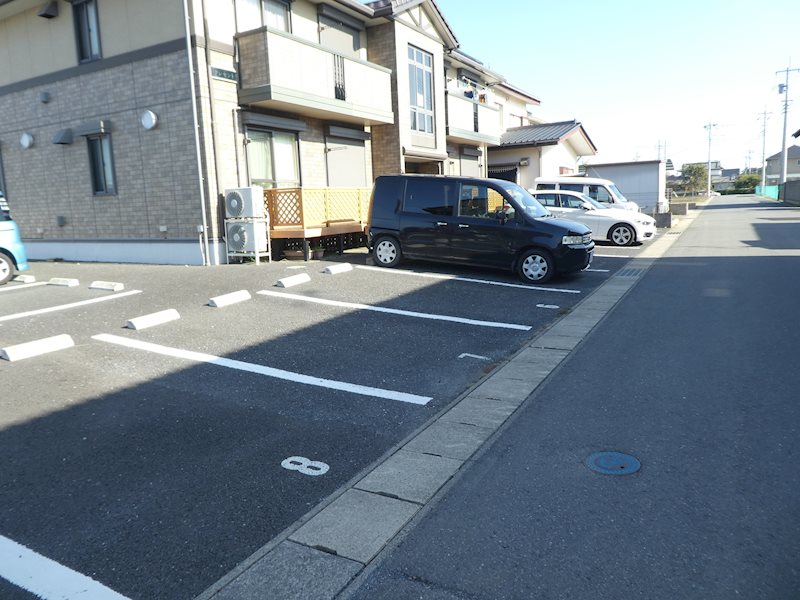 クレセント 駐車場
