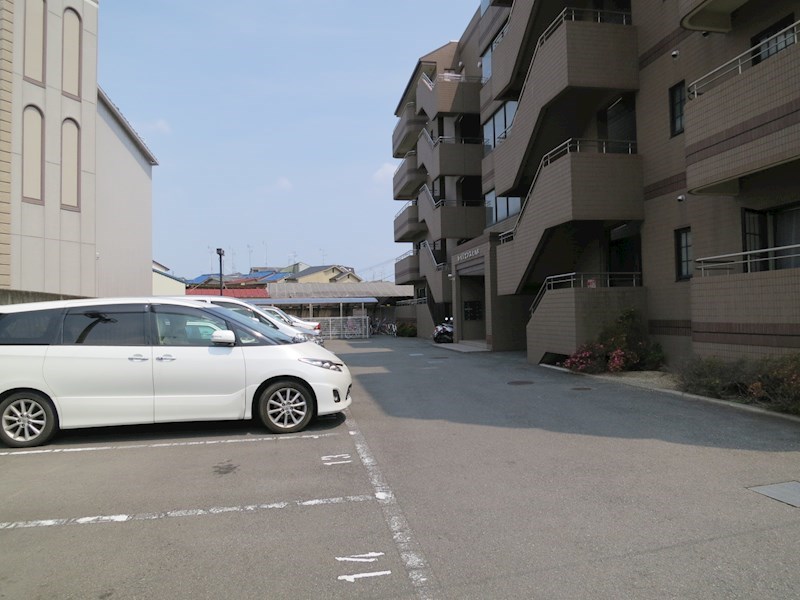 レイジェンス大八木 駐車場