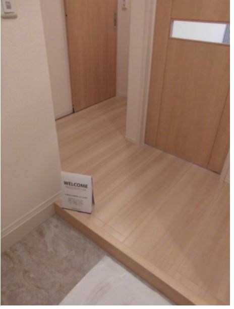 アンプルール 玄関