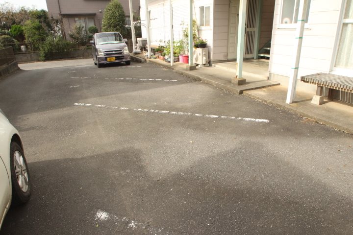 ホワイトハイツ深堀 駐車場