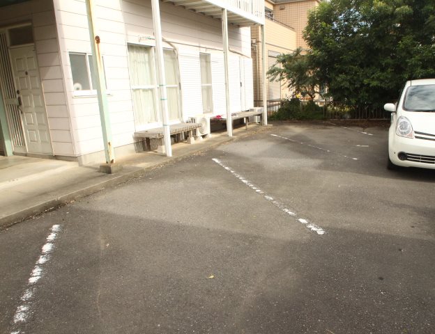 ホワイトハイツ深堀 駐車場