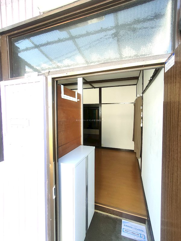 床はフローリングになっています。 森荘 玄関