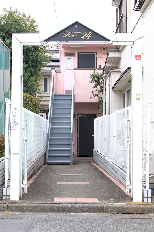 道路より中へ入っている為静かです ハウス24 玄関