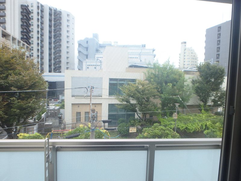 東側は公園 アルソーレⅡ ベランダ