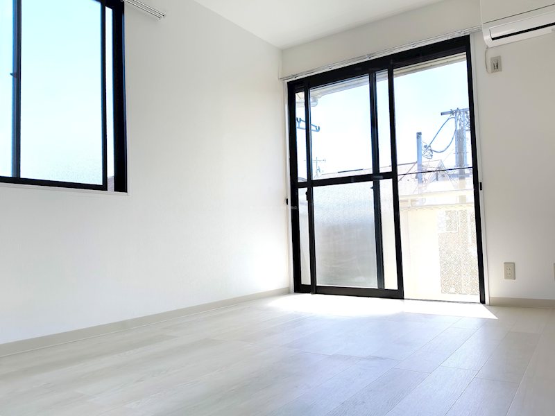 明るい床材にリフォームしました。 ドミール91 リビング