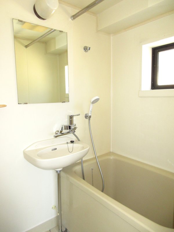 窓で換気できるバスルーム ドミール91 風呂画像