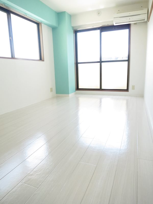 コンフォール岸谷 リビング