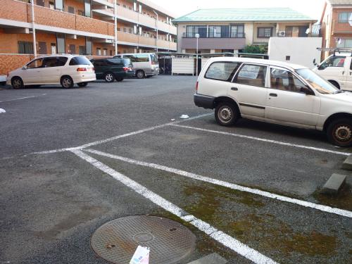 長瀬第三マンション 駐車場