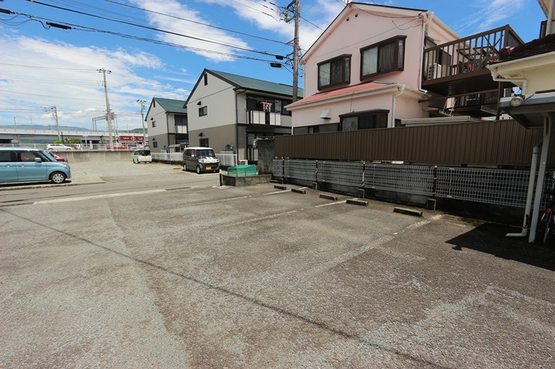 クレール梨木 駐車場