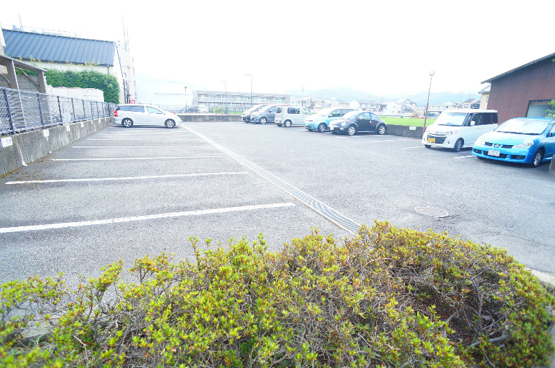 エルフィン井上 駐車場