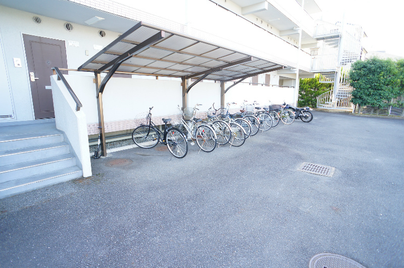 ドミトリーインテリジェンス 駐車場
