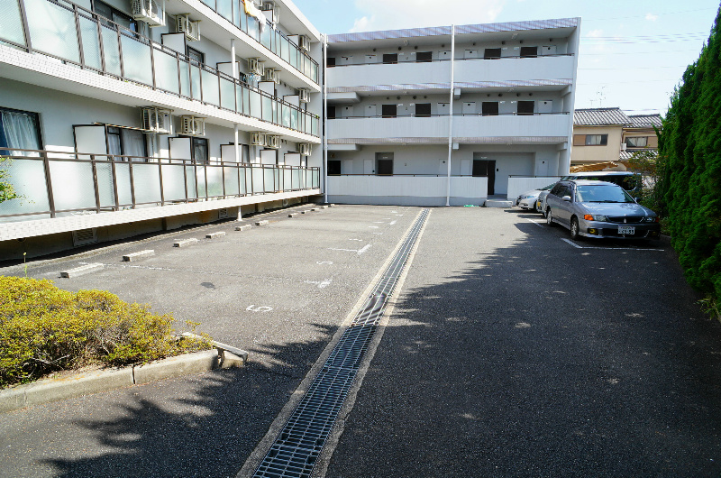 ドミトリーインテリジェンス 駐車場