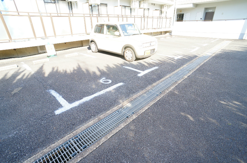 ドミトリーインテリジェンス 駐車場