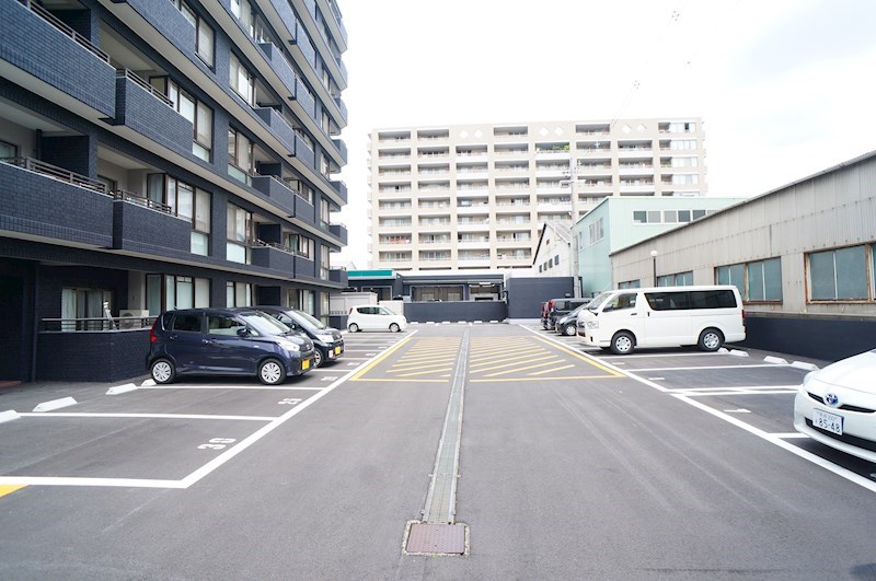 シャルレ4番館 駐車場