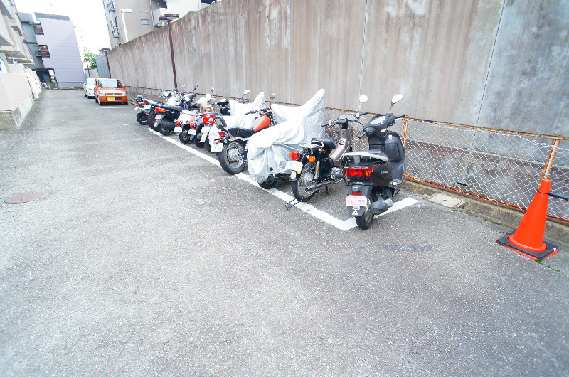 グランドール桂 駐車場