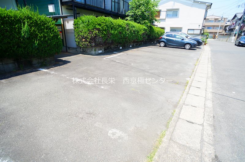 ニュー芝ノ下ハイツ 駐車場