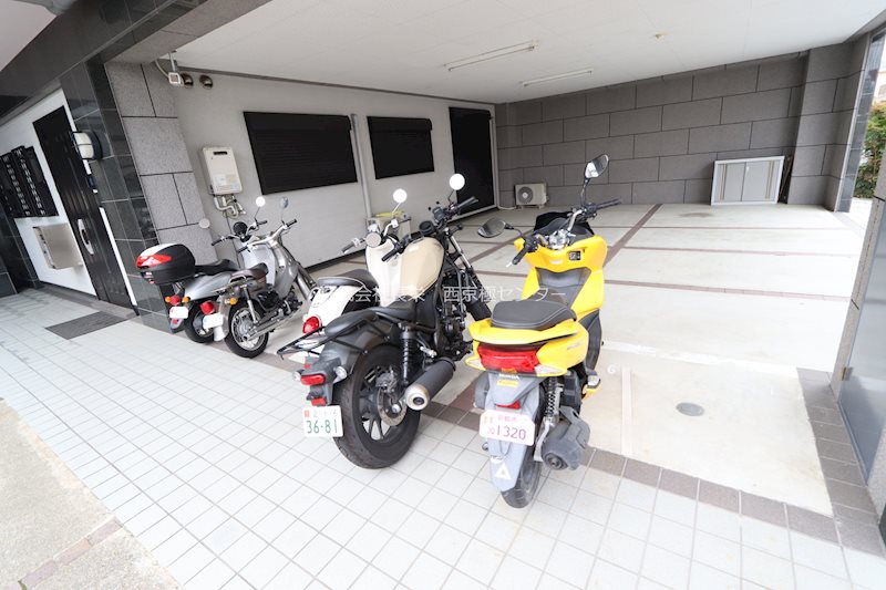 エリーフラッツ上桂 駐車場