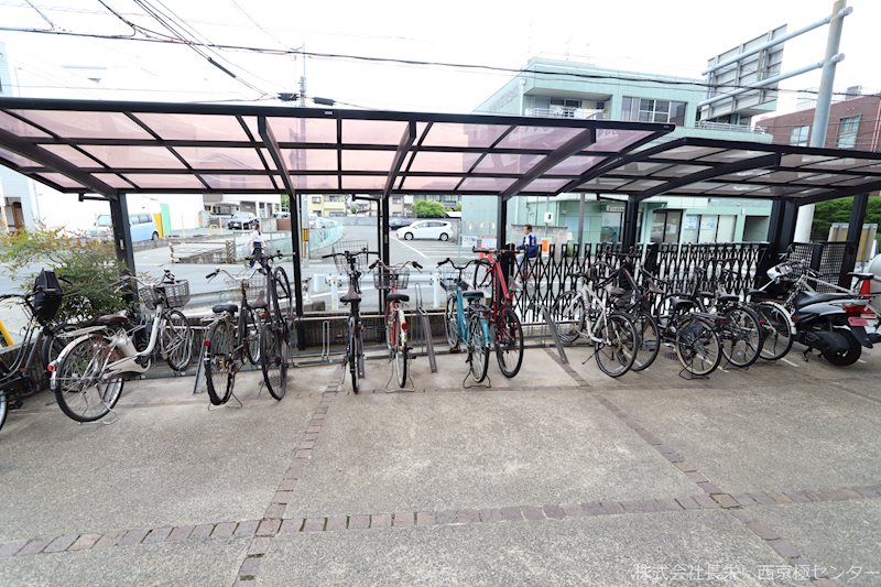 エリーフラッツ上桂 駐車場