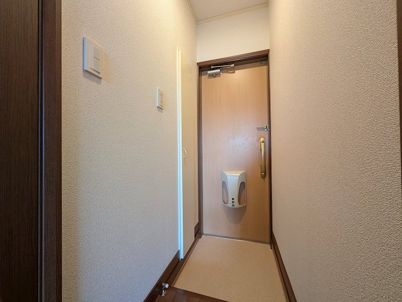 ラテラーレ 玄関