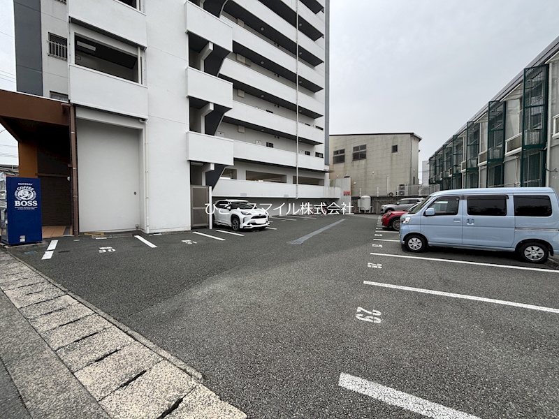 クロノス16月出 駐車場