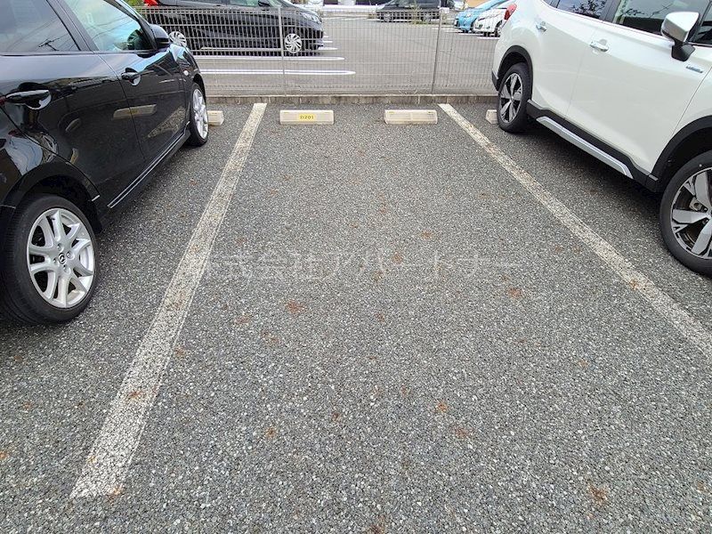 ガナールD 駐車場