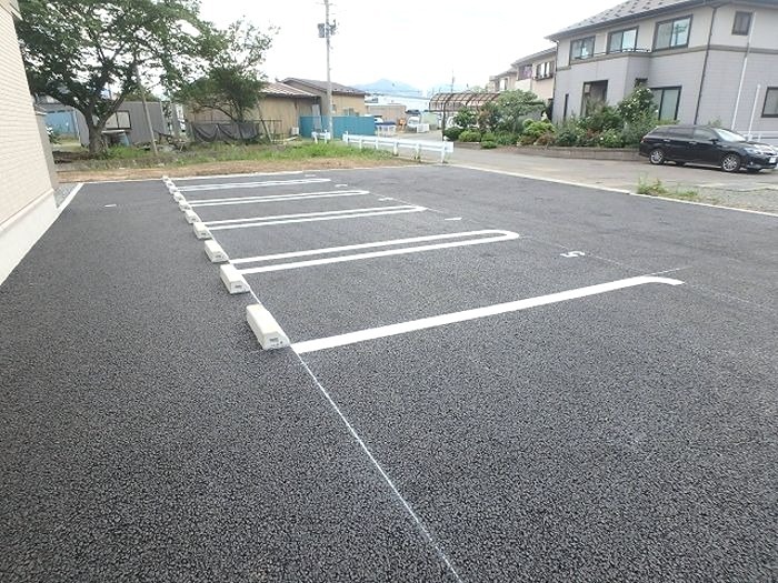 ボンシック　３番館 駐車場