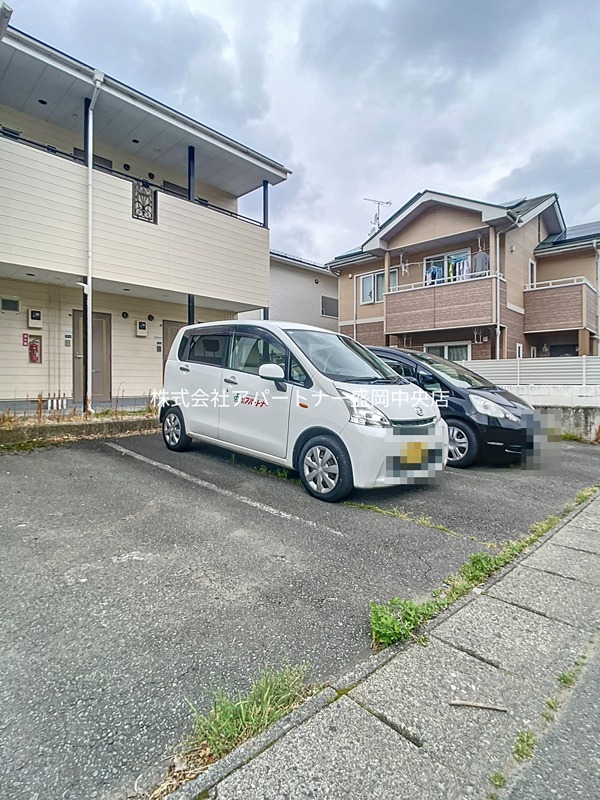 メゾンドルフィン 駐車場