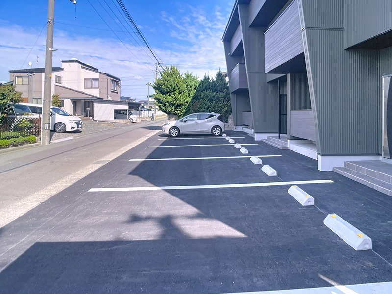グリューンS 駐車場