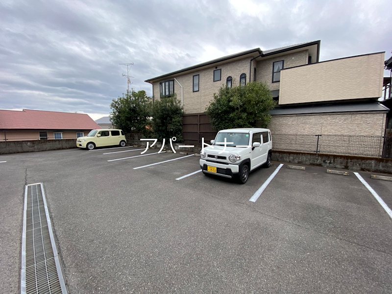 グランドヒルズ 駐車場