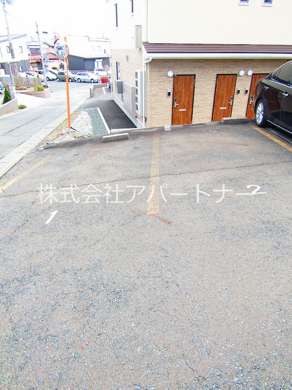 ネオ・メープル高松  駐車場