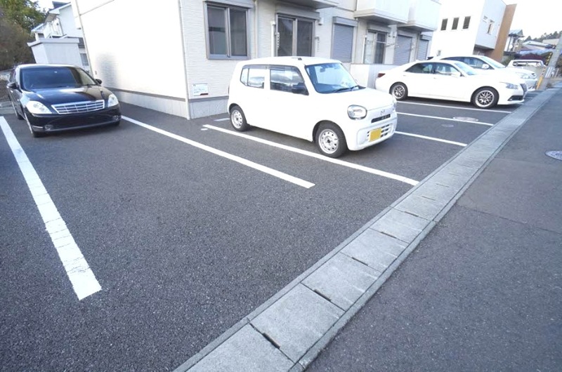 シャーメゾン梨木町 駐車場