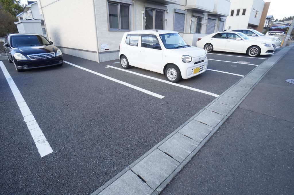 シャーメゾン梨木町 駐車場